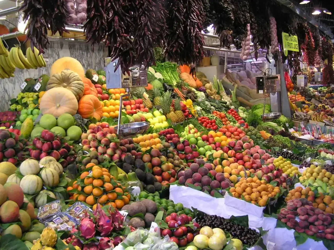 Barselona pazar ve yeme içme rehberi için La Boqueria tezgahları