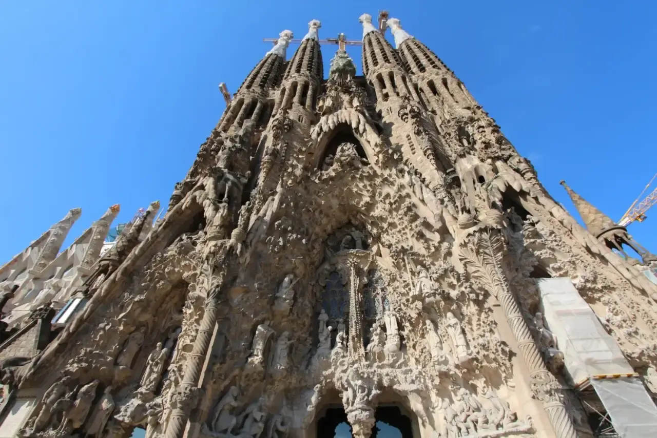 Sagrada Família bazilikası geniş dış görünümü