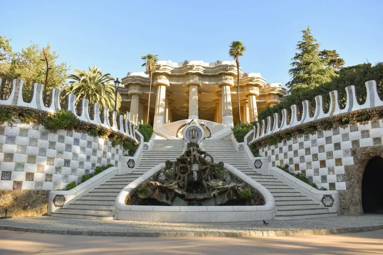 Park Güell terası, mozaik bankları ve Barselona manzarası