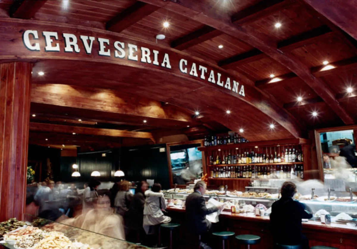 Cervecería Catalana Barselona tapas bar iç mekân görünümü