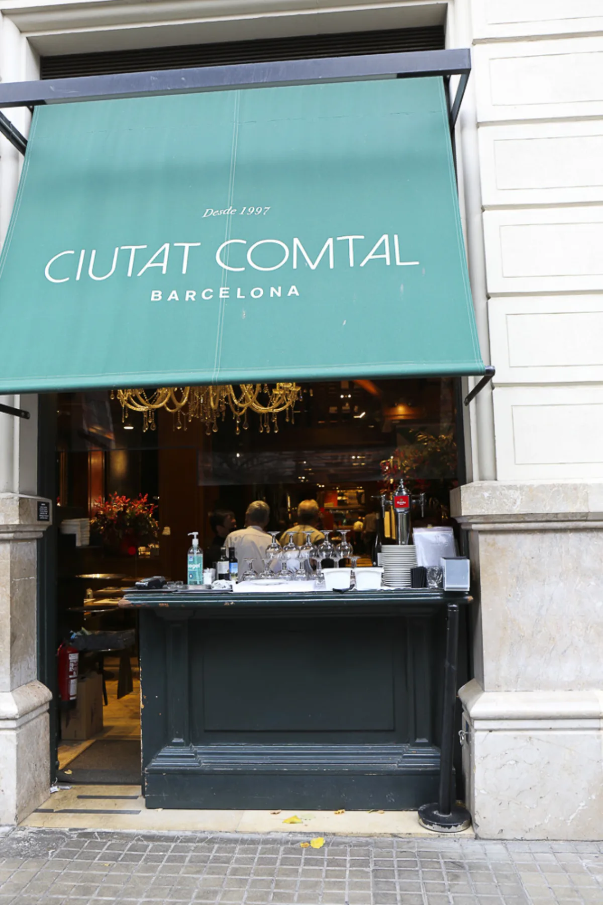 Ciutat Comtal Barselona restoran girişi ve tente görünümü