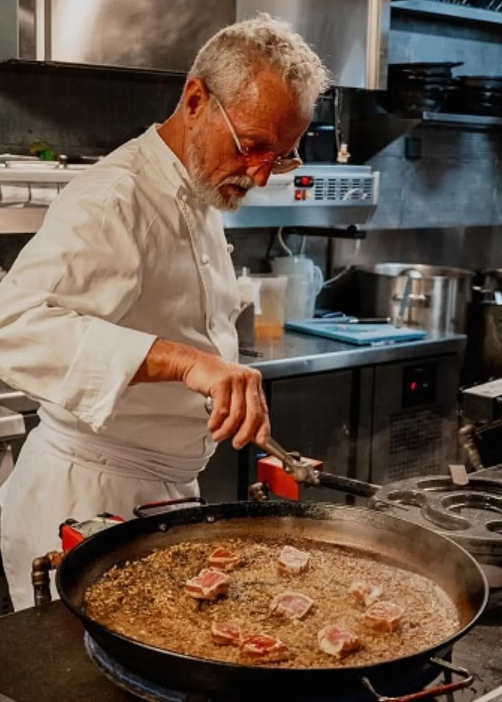 Xiringuito Escribà Barselona sahilinde paella hazırlığı