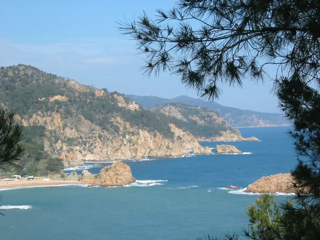 Costa Brava koyları ve kayalık Akdeniz kıyısı