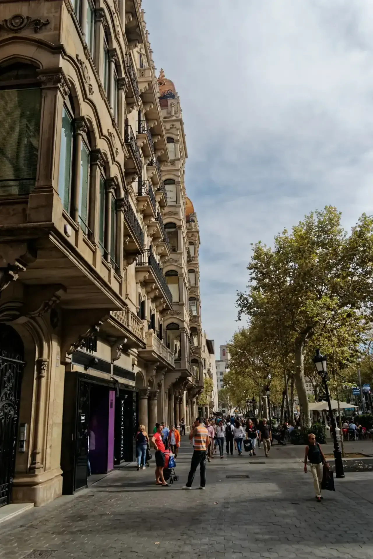 Passeig de Gràcia alışveriş caddesi ve mağaza rotası